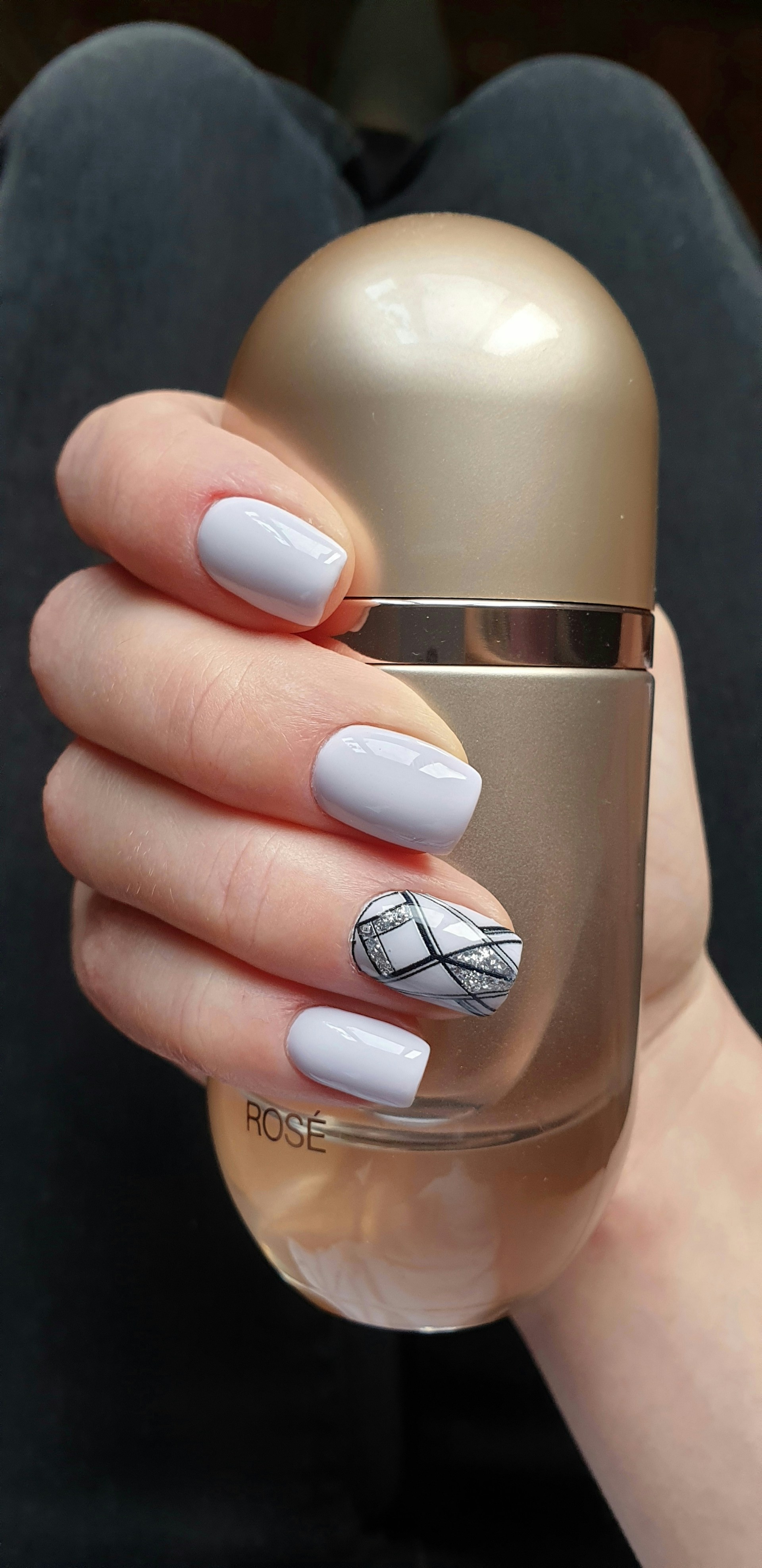 Nail art géométrique - lignes minimalistes
